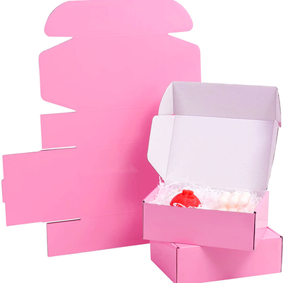 ห่อกล่องของขวัญลูกฟูกสีชมพูสำหรับจัดส่งทางไปรษณีย์